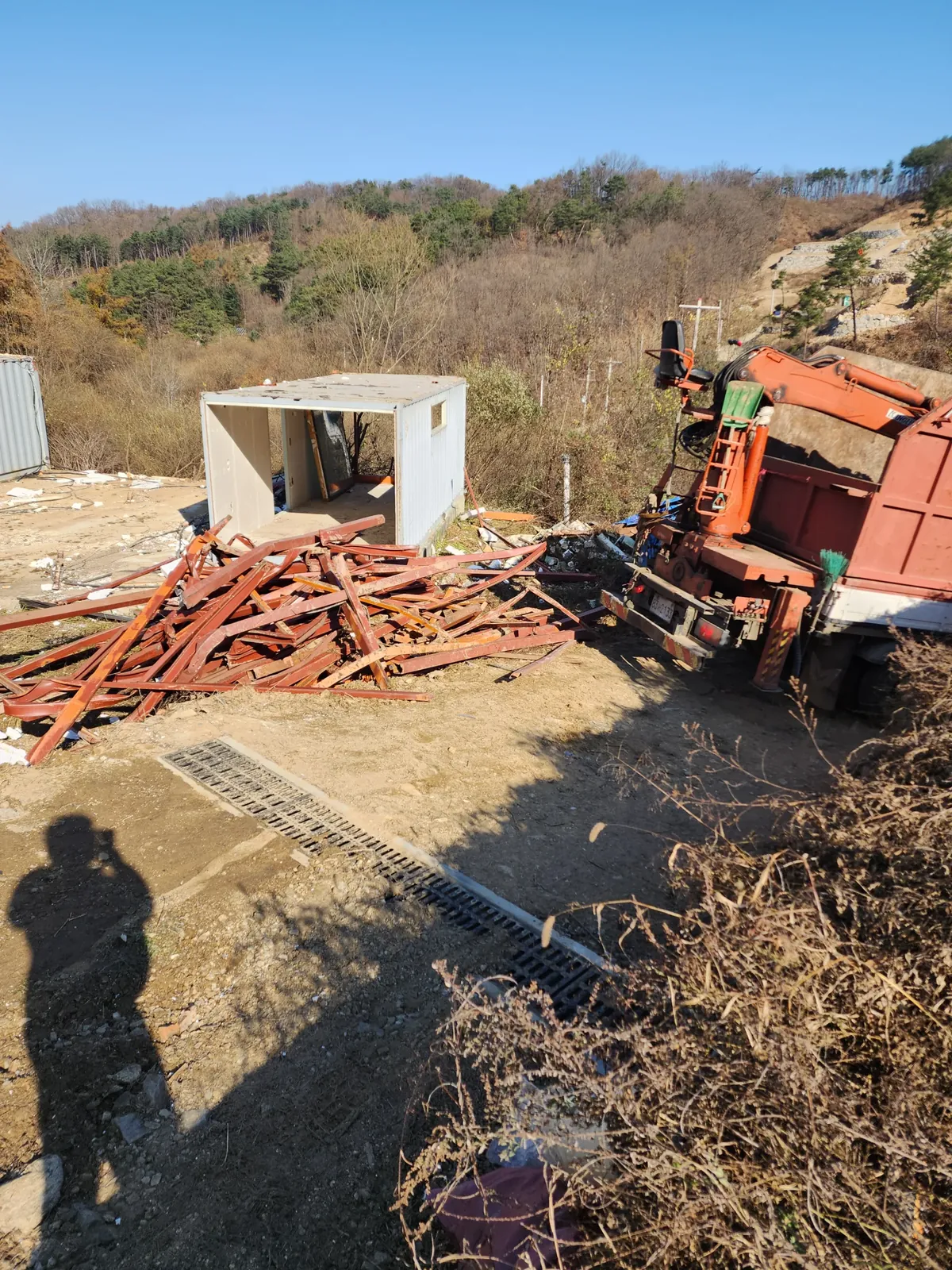 다층으로 조립된 비계 구조물과 발판 해체 작업 장면