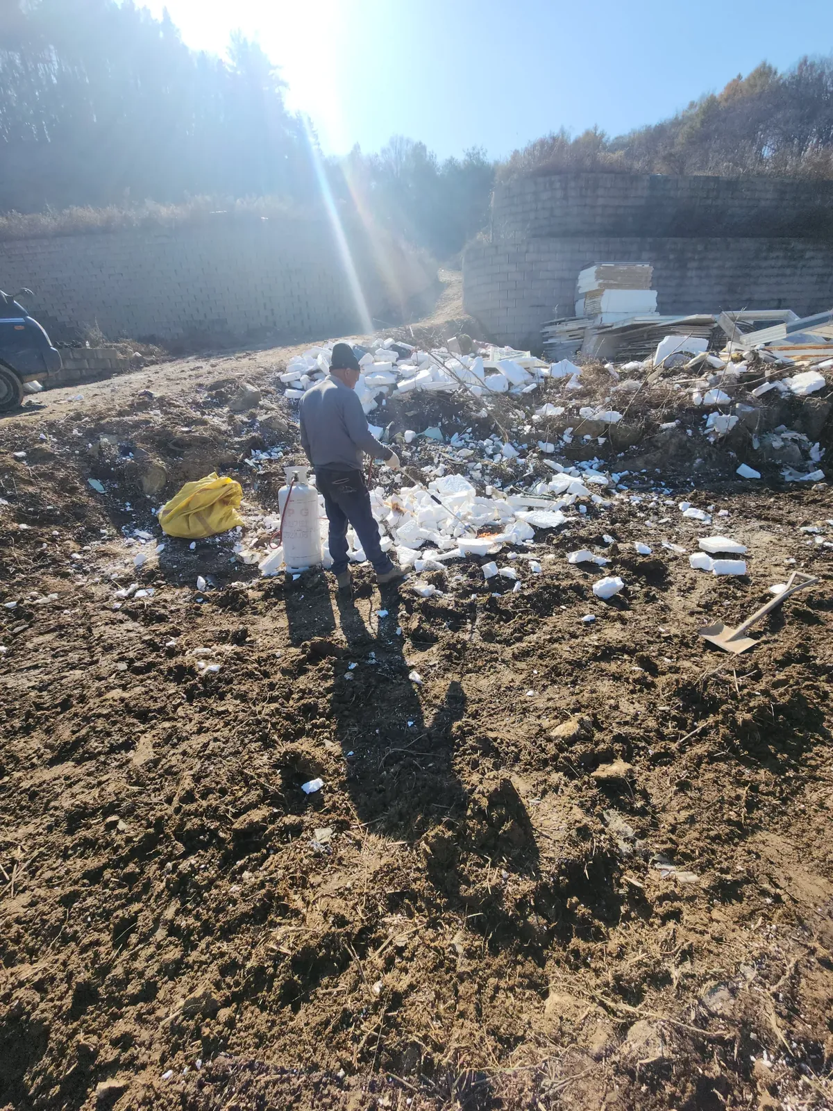 가설시설물철거 후 포장 복구가 진행되는 모습